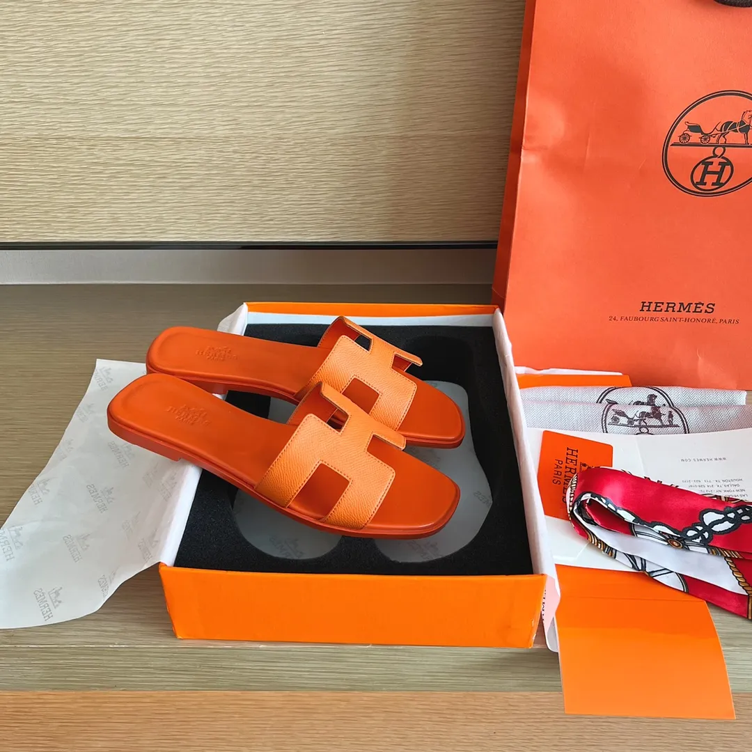 👟👟Ex-factory price 480👟👟Hermès) The packaging has been upgraded, and the layout and workmanship materials have been upgraded. Hermes®🔴Handmade Shoes👟👟 👟👟 Product Hermes Slippers🐎 —————————— The 2023 early spring new model is the same as the original version, purely handmade by masters! ❥High-end customization, exclusive products, industry❥Using: Hermers upper: Italian imported cowhide + original custom-grade Australian sheepskin feet + genuine leather outsole (pursuing walking comfort) 👟👟 ~~〰〰〰〰❥ Packaging: ✔🚦Pay attention to the exclusive packaging 〰Original quality on sale━━━━Hermes━━━━━ size: 35-40 (34.41.42 custom-made, non-refundable)